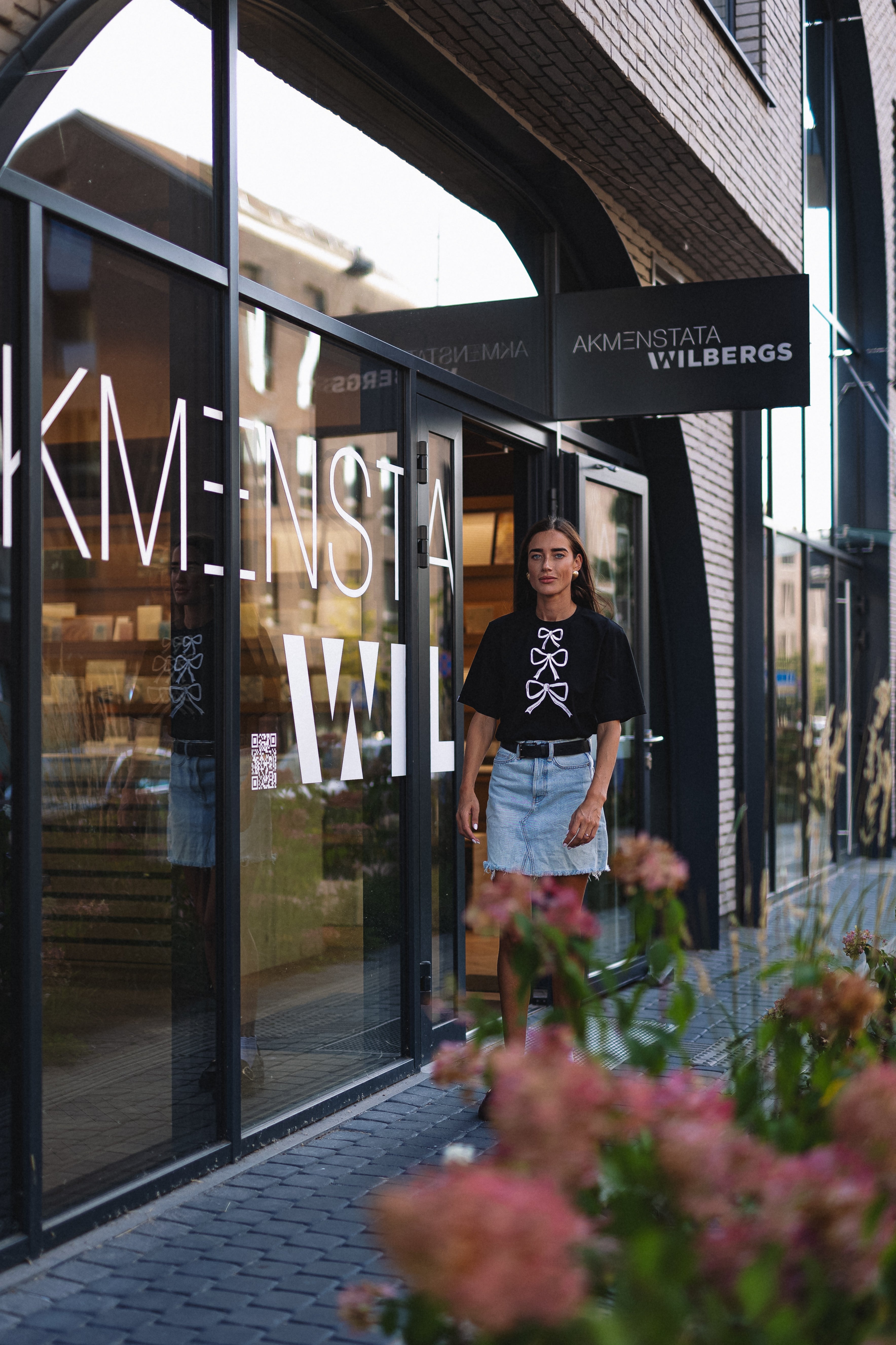 "TRYS KASPINAI", JUODI MARŠKINĖLIAI