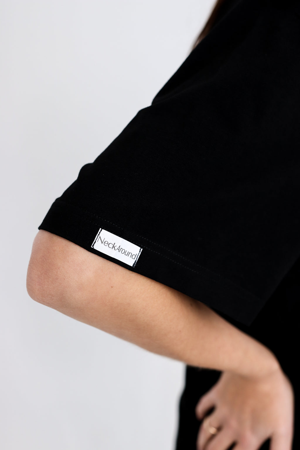 "ŠVIEČIANTYS BRŪKŠNELIAI", JUODI MARŠKINĖLIAI