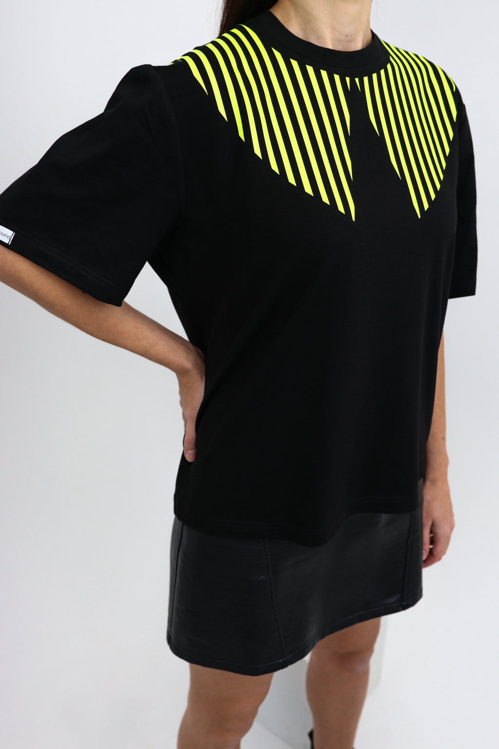 "ŠVIEČIANTYS BRŪKŠNELIAI", JUODI MARŠKINĖLIAI