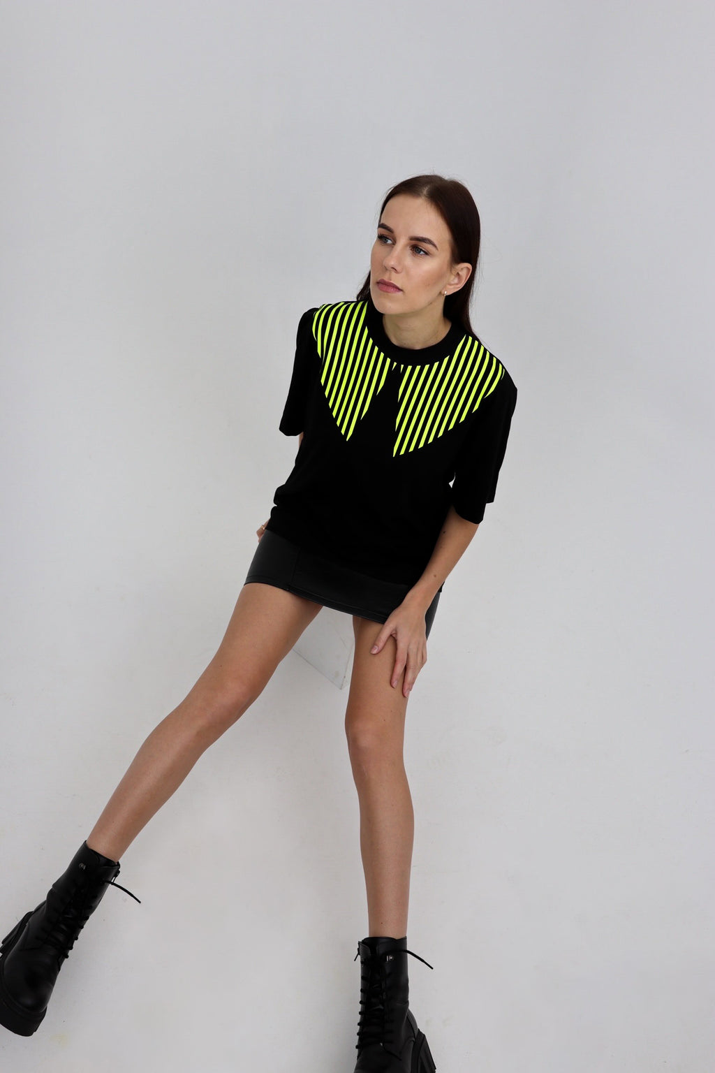 "ŠVIEČIANTYS BRŪKŠNELIAI", JUODI MARŠKINĖLIAI