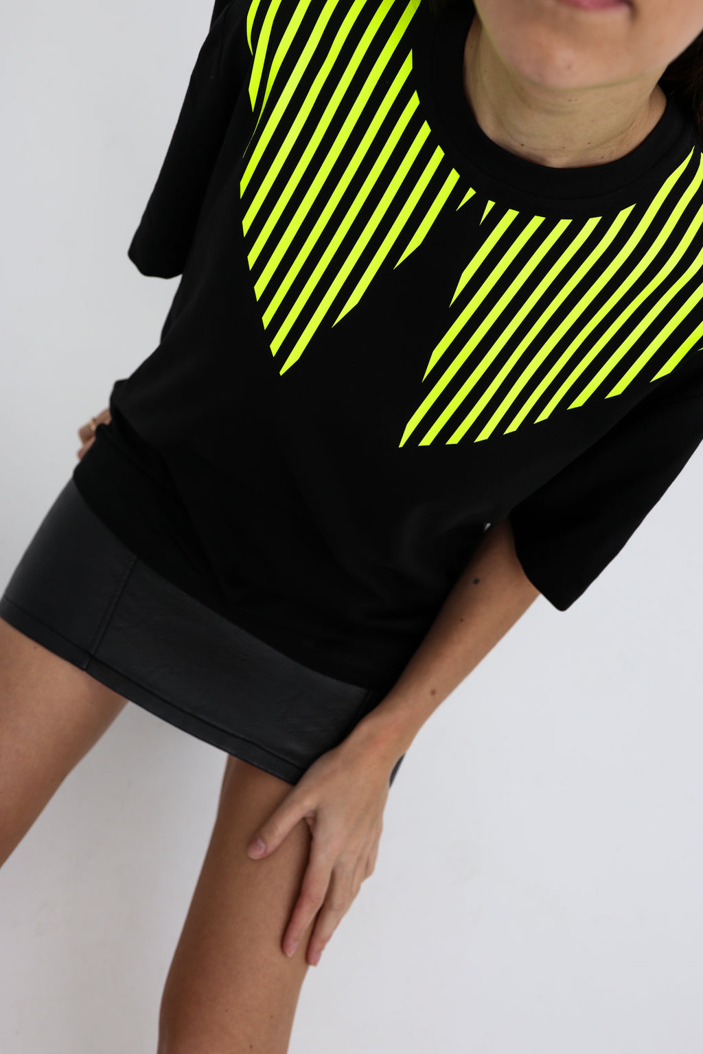 "ŠVIEČIANTYS BRŪKŠNELIAI", JUODI MARŠKINĖLIAI