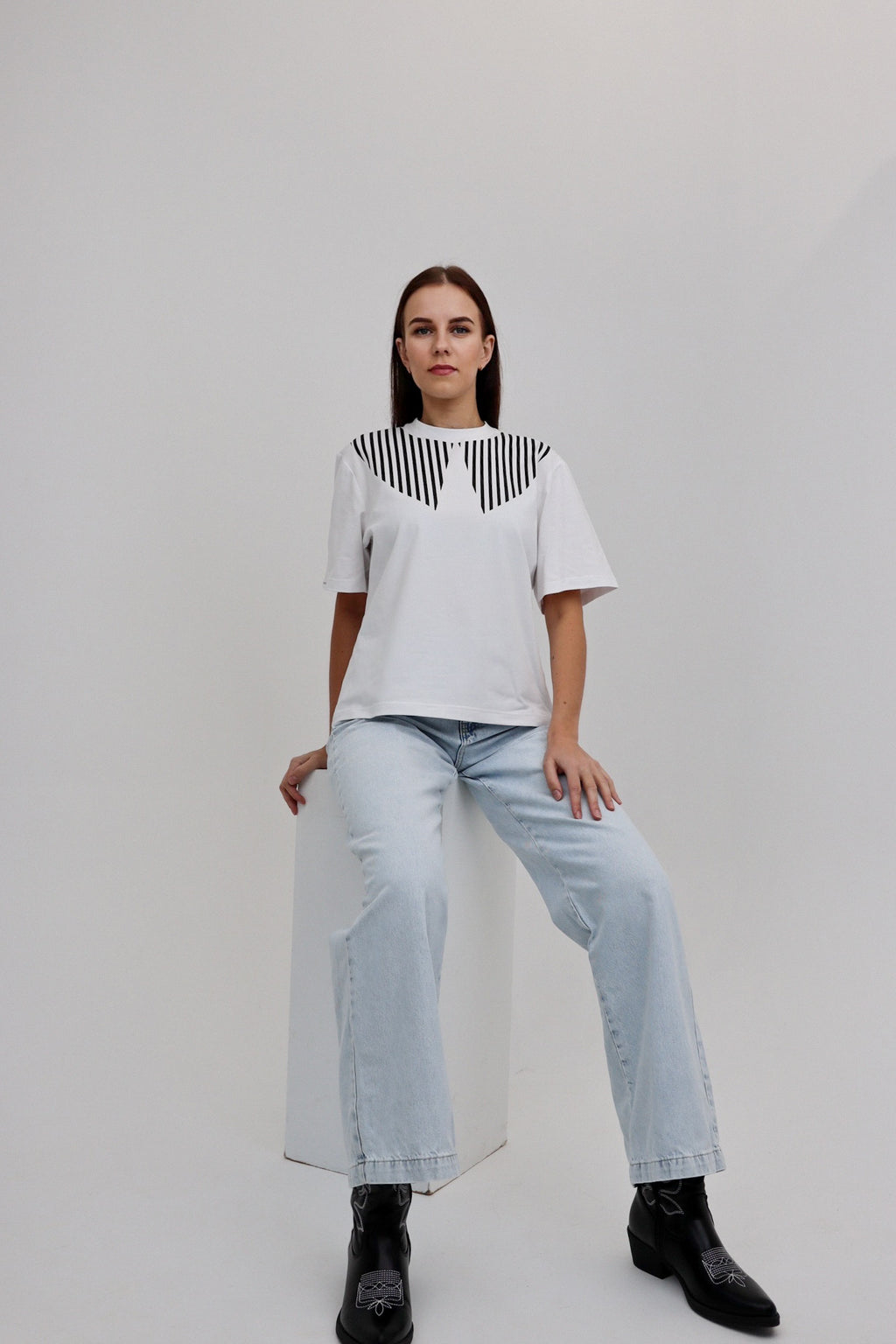 "JUODI BRŪKŠNELIAI", BALTI MARŠKINĖLIAI