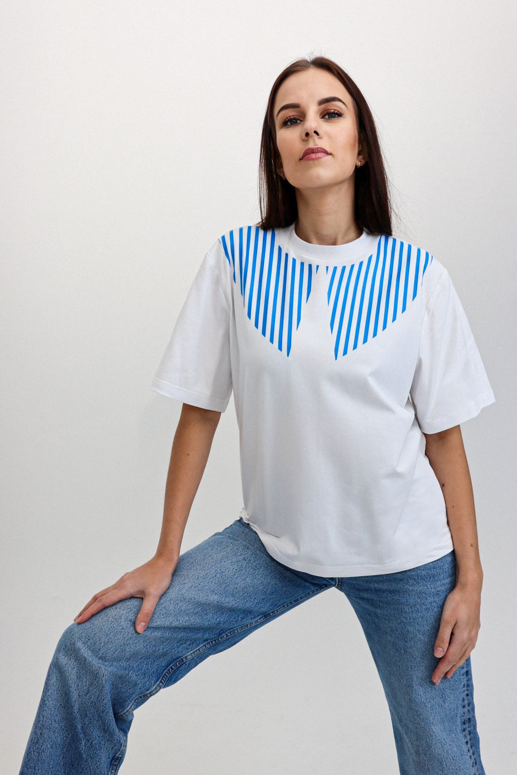 "MĖLYNI BRŪKŠNELIAI", BALTI MARŠKINĖLIAI