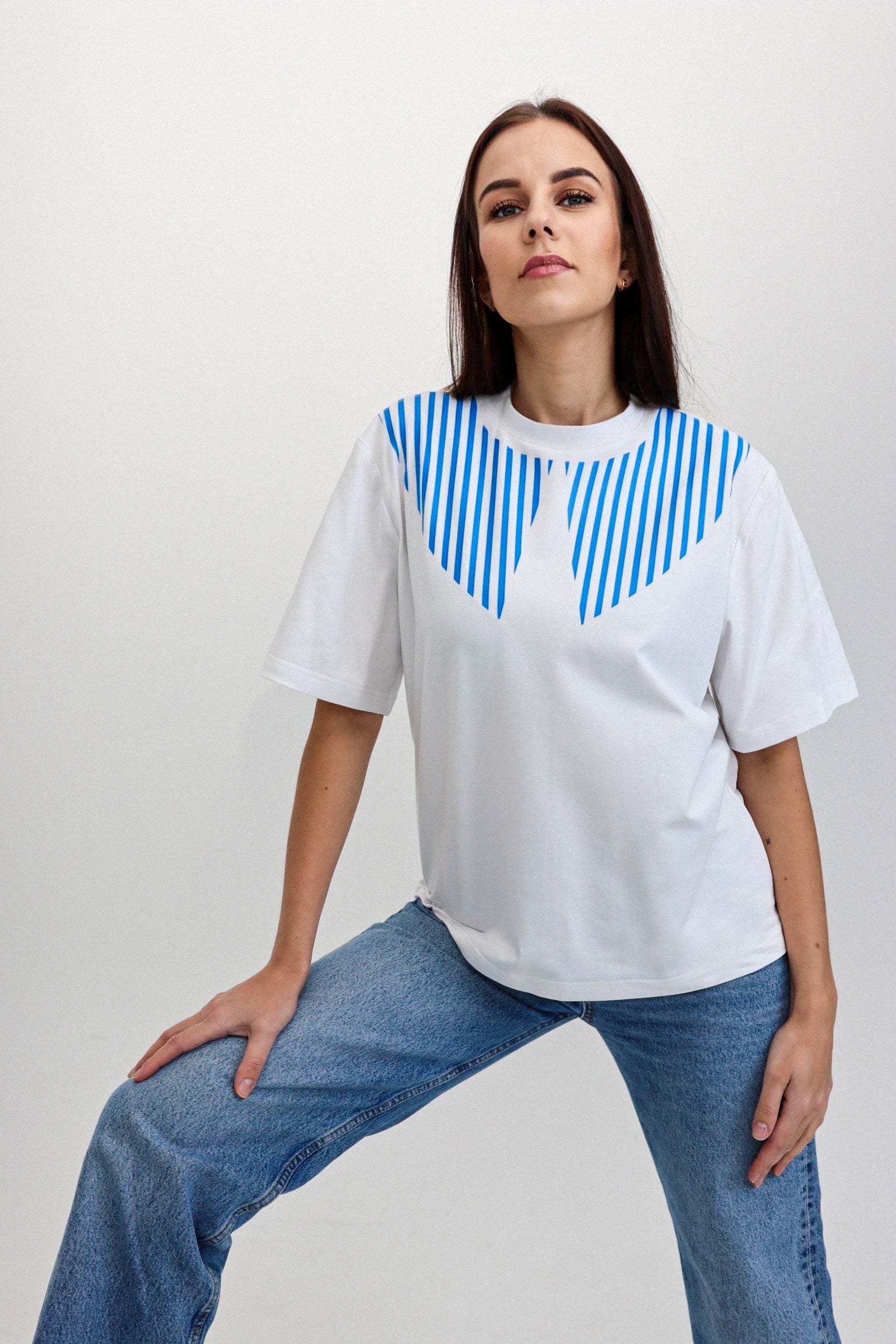 "MĖLYNI BRŪKŠNELIAI", BALTI MARŠKINĖLIAI