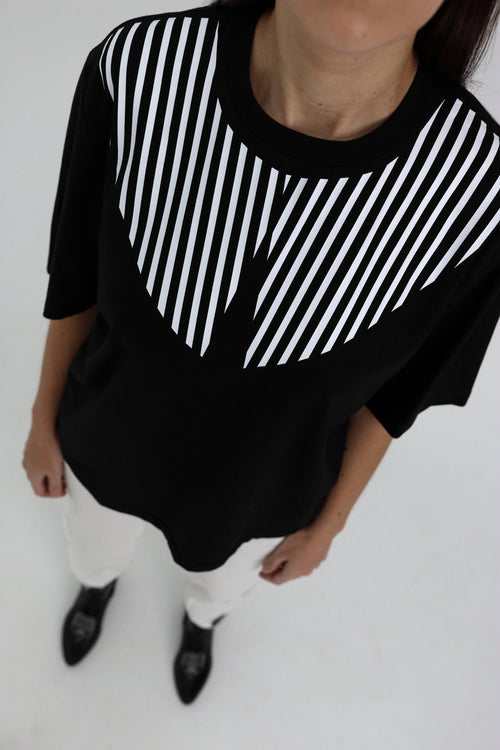 "BALTI BRŪKŠNELIAI", JUODI MARŠKINĖLIAI