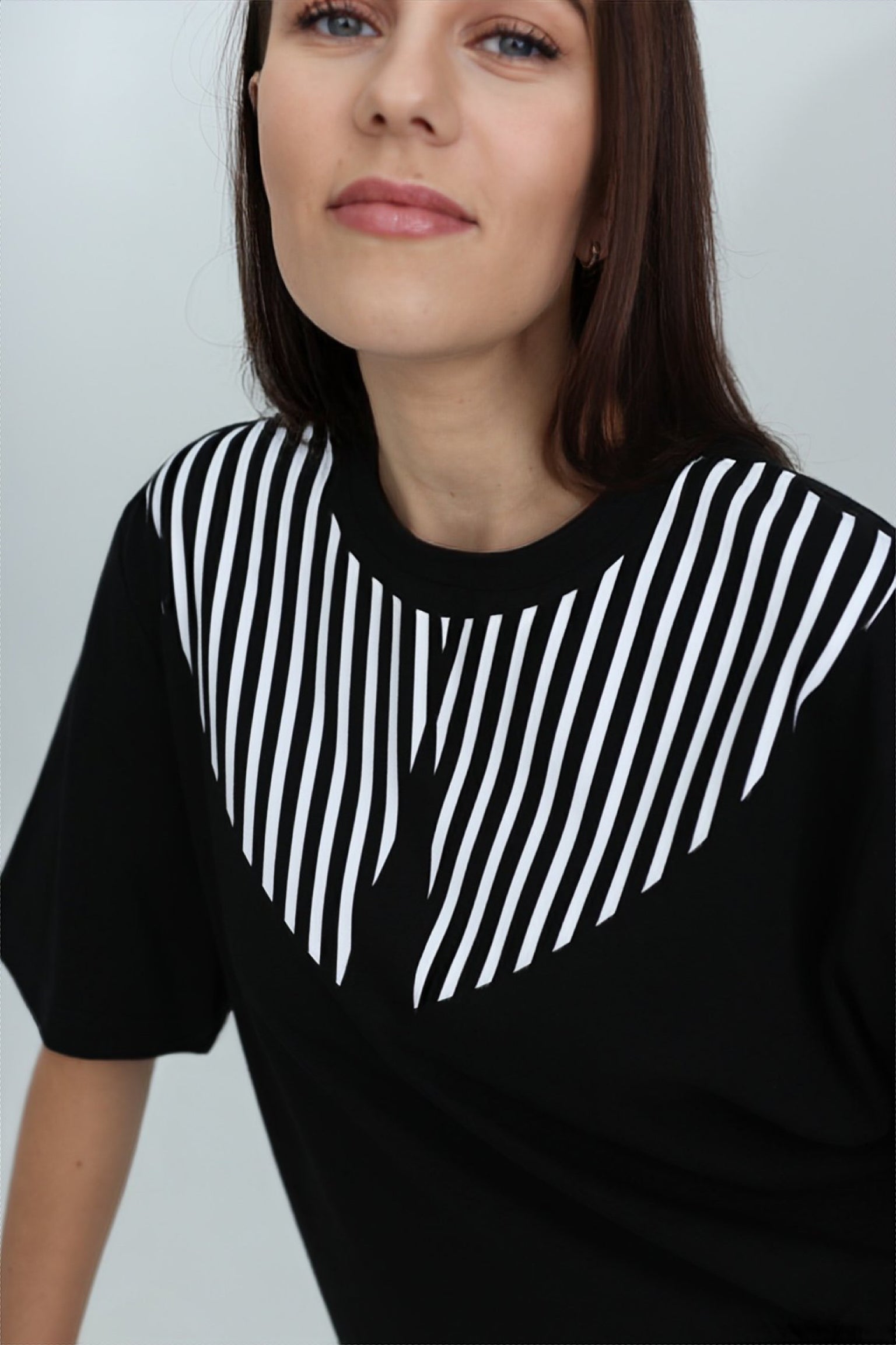 "BALTI BRŪKŠNELIAI", JUODI MARŠKINĖLIAI