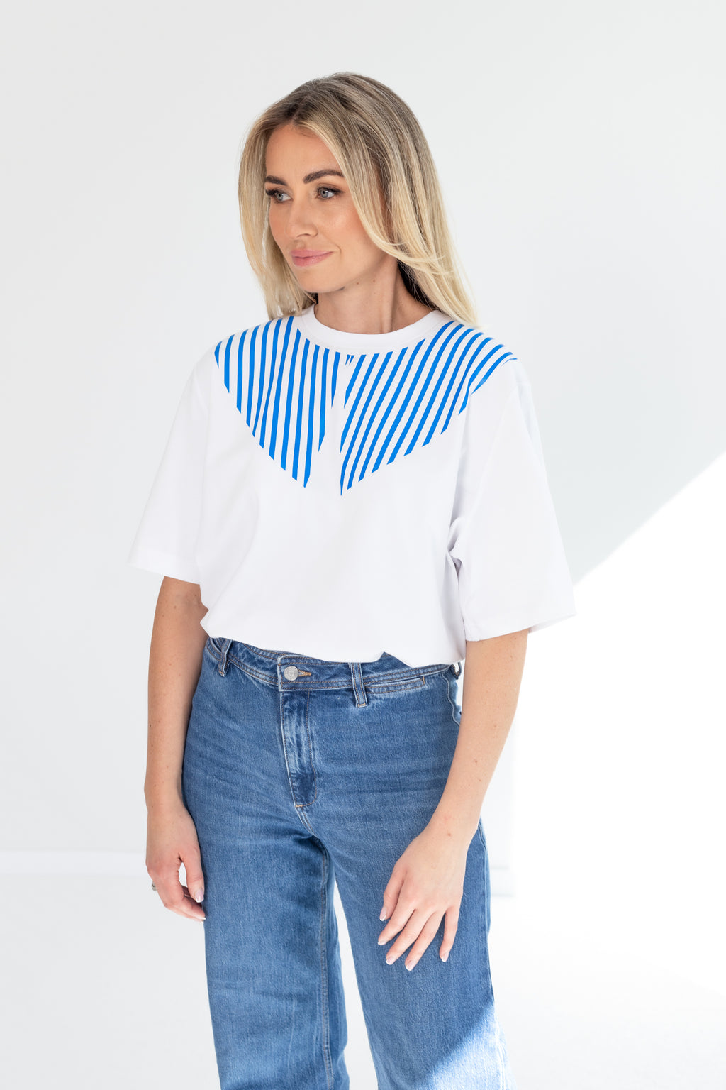 "MĖLYNI BRŪKŠNELIAI", BALTI MARŠKINĖLIAI