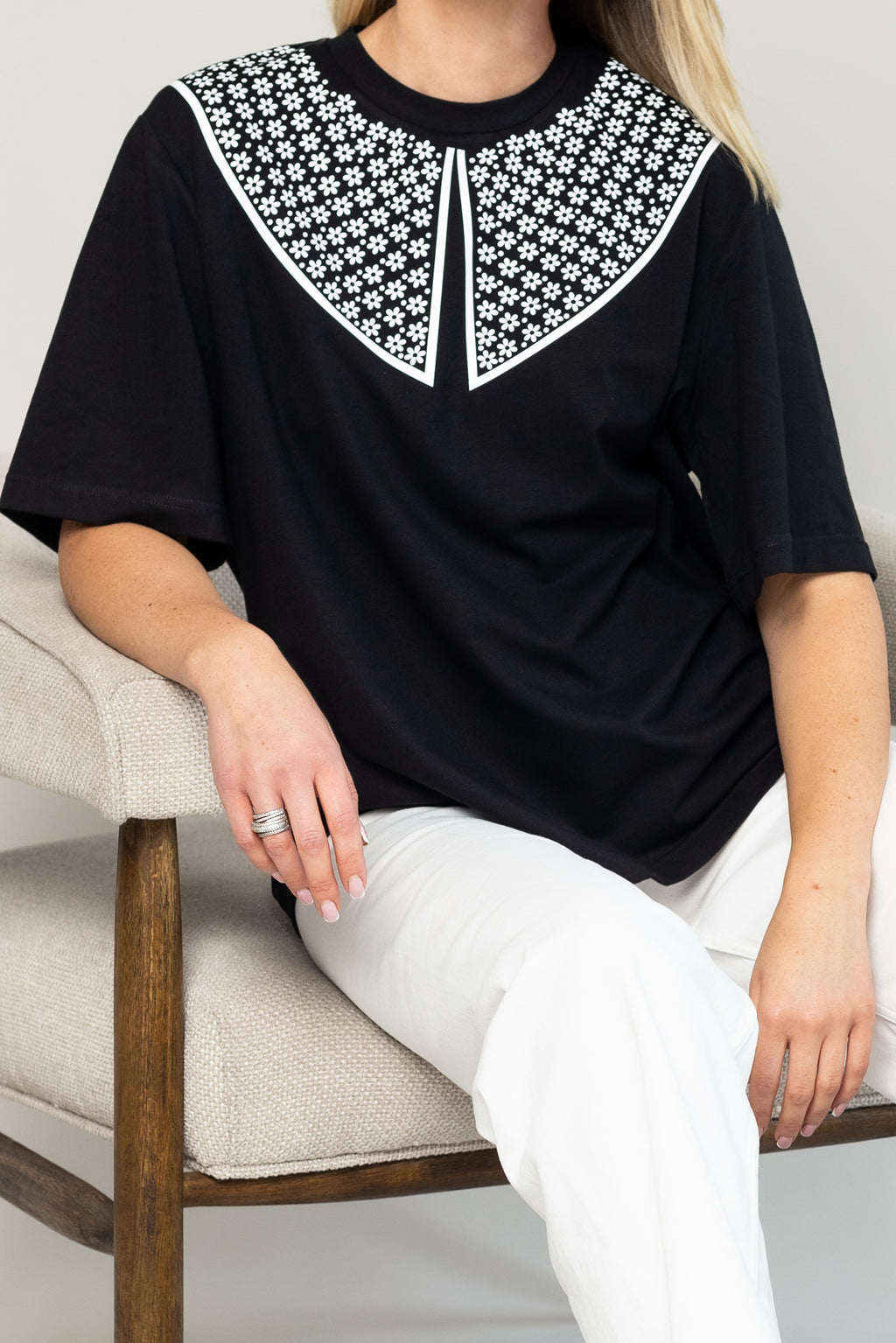 "GĖLIŲ MIŠKAS", JUODI MARŠKINĖLIAI