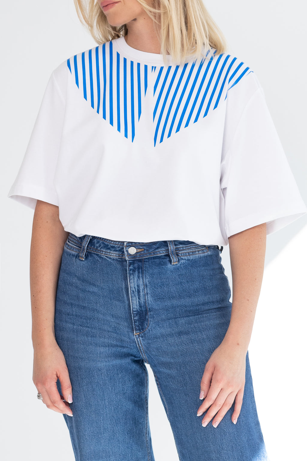 "MĖLYNI BRŪKŠNELIAI", BALTI MARŠKINĖLIAI