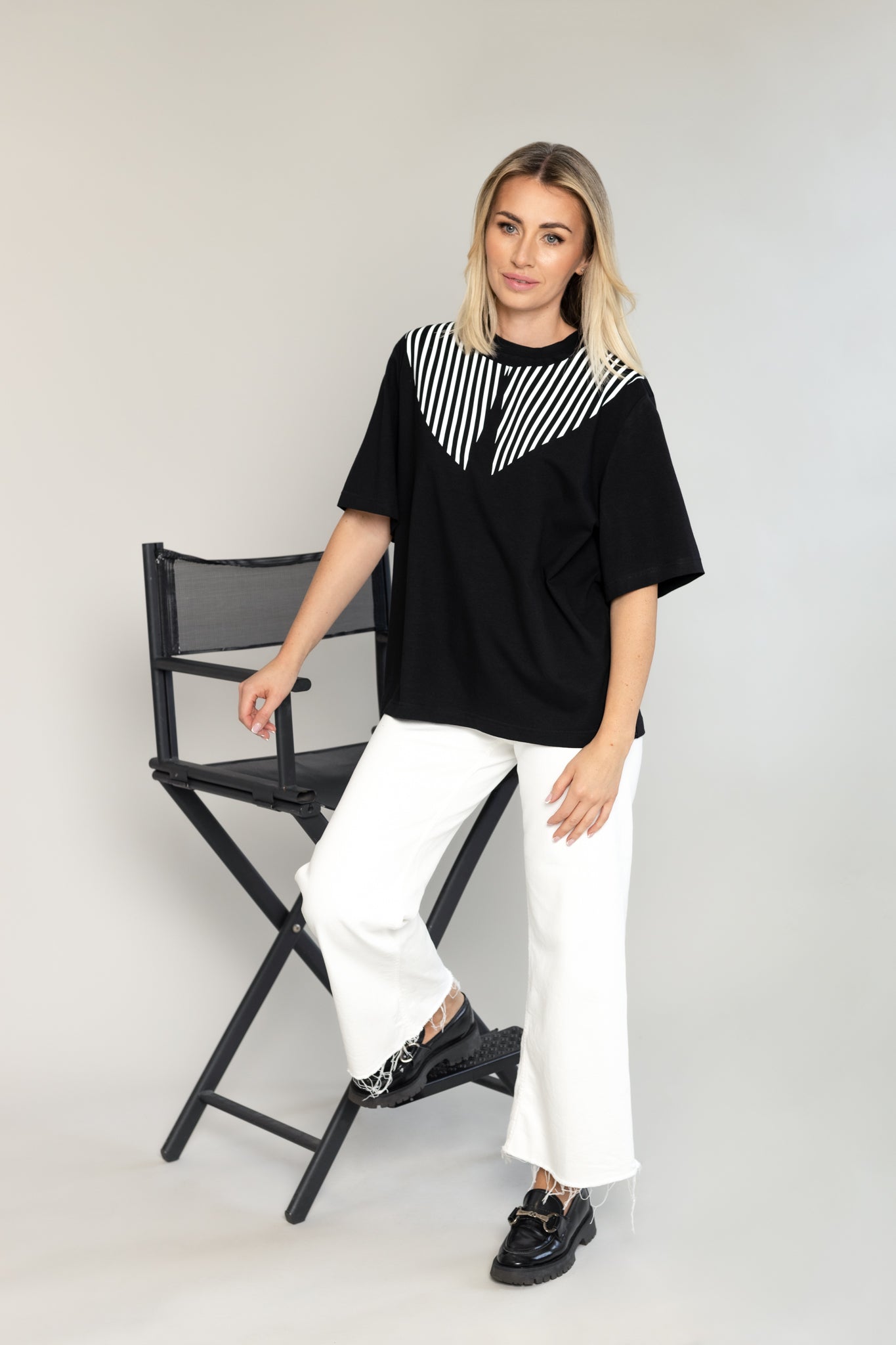 "BALTI BRŪKŠNELIAI", JUODI MARŠKINĖLIAI