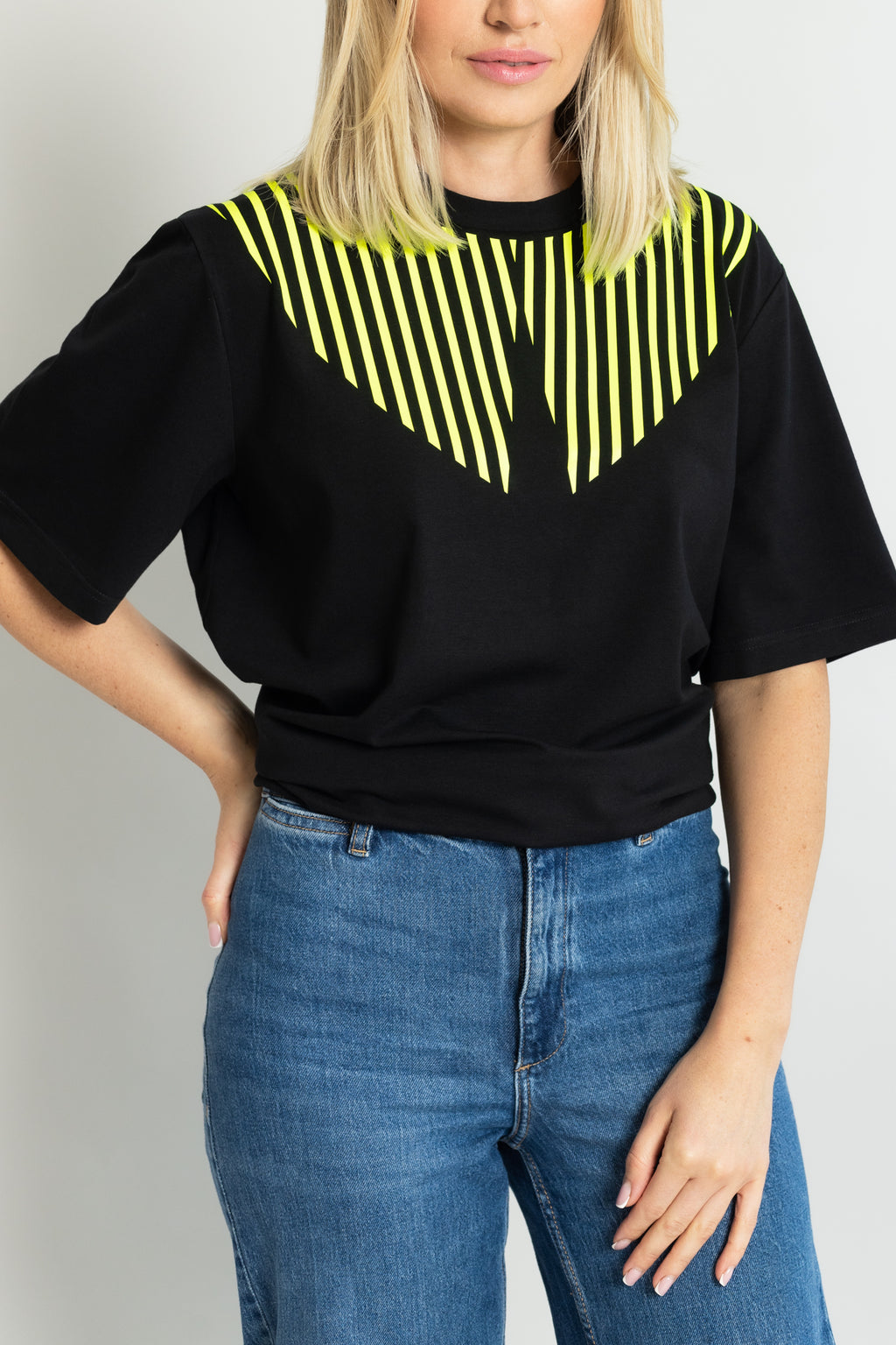 "ŠVIEČIANTYS BRŪKŠNELIAI", JUODI MARŠKINĖLIAI